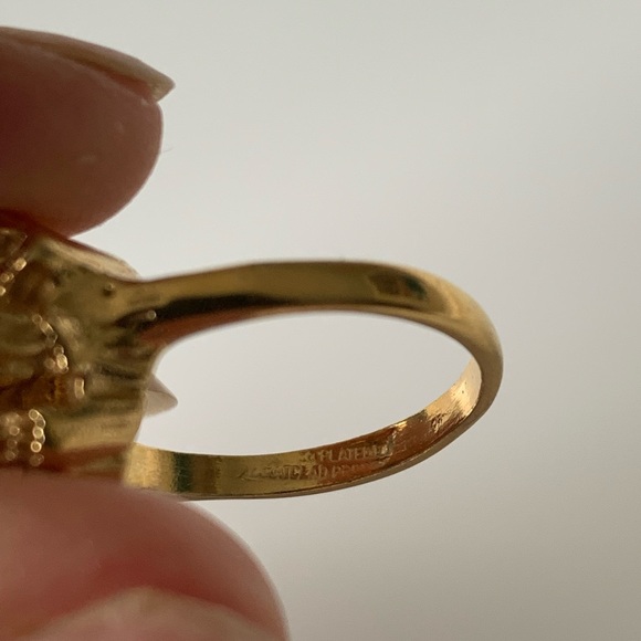 Gold plated vintage tigers eye stone with rhinestone. - Picture 5 of 6